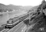 DR 242 269 (Bw Karl-Marx-Stadt) mit einem Wendezug aus Schöna im Elbtal bei Bad Schandau. (10.07.1982) <i>Foto: Hans-Joachim Simon (Archiv Ludger Kenning)</i>