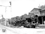52 6356 (Bw Saßnitz) wartet in Bergen (Rügen) auf einen Gegenzug aus Richtung Saßnitz. Nach der Abnahme am 08.02.1944 im RAW Brandenburg West wurde sie dem Bw Cottbus zugeteilt, die Ausmusterung erfolgte im September 1975 beim Bw Pasewalk. (05.07.1968) <i>Foto: Will A. Reed</i>