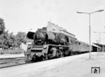 23 1026 vom Bw Pasewalk während eines Halts in Prenzlau. Beachtung verdient auch der erste Wagen hinter der Lok.  (06.07.1968) <i>Foto: Will A. Reed</i>