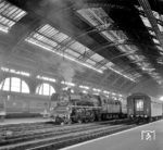 Eine andere - nicht wenig schönere Bahnhofshalle, besitzt der Dresdner Hauptbahnhof, die gerade von 23 1111 vom Bw Nossen eingeräuchert wird. (07.07.1968) <i>Foto: Will A. Reed</i>
