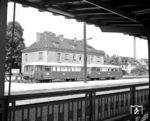 VB 2.07.544 (Bautzen, Baujahr 1964) mit einem VT 2.09 in Prenzlau. Die Fahrt wird von hier nach Templin bzw. Strasburg oder Fürstenwerder führen.  (06.07.1968) <i>Foto: Will A. Reed</i>