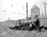 38 333 (Bw Nossen) vor der Kulisse der berühmten Dresdener Zigarettenfabrik Yenidze. Die Tabakfabrik Yenidze gehörte Hugo Zietz, bis dieser sie 1924 an das Unternehmen Reemtsma verkaufte. Während des Zweiten Weltkrieges wurde das Gebäude stark beschädigt. In die Yenidze zog 1953 der VEB Importtabak ein, Vorläufer des späteren VEB Tabakkontor, der das Gebäude zur Lagerung von Rohtabak nutzte und die Zigarettenfabriken der DDR mit Rohmaterial versorgte. Nach der Wende stand das Gebäude mit wechselnden Eigentümern zunächst leer. (07.07.1968) <i>Foto: Will A. Reed</i>