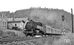 86 1621 erreicht mit einem Personenzug von Aue nach Johanngeorgenstadt den ehemaligen Eisenbahnknoten Schwarzenberg/Erzgeb. Die drei den Bahnhof berührenden Bahnstrecken Annaberg-Buchholz – Schwarzenberg, Johanngeorgenstadt – Schwarzenberg und Schwarzenberg – Zwickau haben heute viel von ihrer einstigen Bedeutung eingebüßt. (07.1976) <i>Foto: Burkhard Wollny</i>