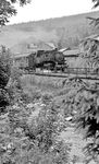 86 1621 kurz vor Breitenbrunn. Der einstige Bahnhof Breitenbrunn wurde heute zum Haltepunkt degradiert, der Güterbahnhof wurde stillgelegt.  (07.1976) <i>Foto: Burkhard Wollny</i>
