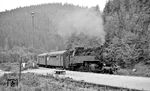 86 1621 fährt in den Haltepunkt Erlabrunn ein. Damals waren noch die Reste des zweiten Gleises zu erkennen, das heute komplett verschwunden ist. (07.1976) <i>Foto: Burkhard Wollny</i>