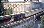 Blick aus dem Haus für Kunst- und Bildgeschichte der Humboldt-Universität auf 65 1057, die sich mit einer S-Bahn ein Wettrennen auf der Berliner Stadtbahn zwischen Hackescher Markt und Friedrichstraße liefert. (1992) <i>Foto: Günter Hauthal</i>