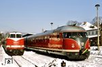 In Zella-Mehlis trifft der Museumszug VT 12 506 im Rahmen einer Sonderfahrt auf die Arnstädter 228 671 (ex DR 118 271). (30.01.1993) <i>Foto: Günter Hauthal</i>