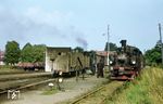 Gegen 16 Uhr ist 99 593 mit dem Gmp 8077 aus Glöwen nach Lindenberg zurückgekehrt. Auf dem Nebengleis rangiert 99 4641 mit dem Stangenwagen RRw 97-55-26, bei dem die Kunstdüngersendungen ihre Spuren hinterlassen haben. An der Ladestraße steht der Rungenwagen RRw 97-55-10, der rund zwei Monate später ausscheiden wird.  (29.08.1967) <i>Foto: Klaus Kröber (Sammlung Ludger Kenning)</i>