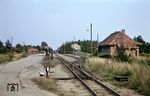 Blick in die Einfahrt des Bahnhofs Lindenberg aus Richtung Perleberg: Häufig herrschte Hochbetrieb, denn viele Züge endeten oder begannen hier, und die Züge Pritzwalk – Glöwen u.z. machten in Lindenberg Kopf. Rechts fällt der Blick auf das Bahnmeistergebäude in Klinkerbauweise mit Walmdach. Nunmehr verputzt dient es heute als Wohnhaus. Früher stand hier ein Lokschuppen mit flachgeneigtem Satteldach. Da dieser zuletzt kaum genutzt wurde, errichtete die DR an dessen Stelle in den 1950er Jahren das Domizil der Bahnmeisterei und der Gleisbaurotte. Das linke Gleis führt an der Ladestraße entlang bis zum Futtermittelhandel.  (29.08.1967) <i>Foto: Klaus Kröber (Sammlung Ludger Kenning)</i>