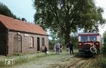 Als Ersatz für die 1937 abgebrannte Wartehalle erhielt die direkt neben dem früheren Schloßpark gelegene Haltestelle Demerthin einen Klinkerbau. Das Anschlußgleis zum Gutshof war bereits gegen Ende der 1940er Jahre demontiert worden. Schienenbus VT 133 524 ist auch als Fahrradtransporter im Einsatz. (29.08.1967) <i>Foto: Klaus Kröber (Sammlung Ludger Kenning)</i>