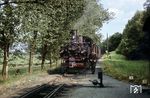 Zwischen dem Heidbergwald und den Niederungen des Königsfließes, weitab jeglicher Bebauung, befand sich der Abzweig Rehfeld. Die Weiche hatte stets für das Hauptgleis, nämlich die Strecke Kyritz – Lindenberg, gestellt zu sein. So muß der Zugführer des Gmp 8033 nach Breddin (Kyritz ab 13 Uhr), bespannt mit 99 557, nun aussteigen und mit dem in der Wellblechbude deponierten Schlüssel die Weiche aufschließen, umlegen und sodann wieder in Grundstellung legen. Den Schlüssel bringt er danach wieder in die Bude und schließt diese ordnungsgemäß ab.   (31.08.1967) <i>Foto: Klaus Kröber (Sammlung Ludger Kenning)</i>