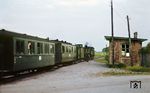 In Rehfeld will offenkundig niemand ein- oder aussteigen. Aus Breddin kommend führt die 99 557 durchweg ehemalige Kleinbahnwagen mit (links der Wagen 970-863, Weyer, Baujahr 1901).  (31.08.1967) <i>Foto: Klaus Kröber (Sammlung Ludger Kenning)</i>