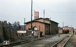 Die Bekohlung der Dampflokomotiven war auch in Kyritz harte Knochenarbeit. Lokführer und Heizer schaufelten gemeinsam ein Gemisch aus Steinkohle und Braunkohlenbriketts in Körbe, wuchteten sie auf die Lok und entleerten sie. In die rückwärtigen Kohlenkästen der „Reko-Loks“ schippte man die Briketts dagegen direkt.  (29.08.1967) <i>Foto: Klaus Kröber (Sammlung Ludger Kenning)</i>