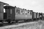 Zu den Wagen KB4 Nr. 970-851 und -852: Aus der im Jahr 1856 gegründeten Stellmacherei, Schmiede, Dreherei und Schlosserei Overweg & Bünger (Düsseldorf-Oberbilk) ging 1861 die Eisenbahnwaggon- und Maschinenfabrik Carl Weyer & Cie. hervor, die hauptsächlich Güterwagen fertigte. Nach der Umwandlung in die Aktiengesellschaft Düsseldorfer Eisenbahnbedarf vorm. Carl Weyer & Co. im Jahr 1882 begann im neuen Zweigwerk Reisholz der Bau vielfältiger Trieb-, Speise-, Schlaf- und Salonwagen für Eisen- und Straßenbahnen, so auch von Schmalspurwagen für das In- und Ausland. Bahnbrechend war das neuartige patentierte Drehgestell mit den Federungen unterhalb der Achslagerkästen, womit das Werk den Fahrkomfort deutlich verbesserte und eine sehr niedrige Einstiegshöhe erzielte. Auf nord- und westdeutschen Schmalspurbahnen weit verbreitet waren die Weyer-Personenwagen, von denen in Düsseldorf ungefähr 120 Stück gebaut wurden – überwiegend meterspurig, aber auch mit 750 mm Spurweite, wie z.B. für die Prignitz. 1897 bezogen die Kleinbahnen Kyritz – Hoppenrade/Breddin (3 Stück) und Perleberg – Hoppenrade (2 Stück) insgesamt fünf BC4-Wagen mit Stahlprofilrahmen (ohne Sprengwerk), offenen Plattformen, paarweise angeordneten Fenstern, mit Blech verkleidetem Holzaufbau, Oberlichtaufsatz, Petroleumbeleuchtung (ab 1957 elektrisch), Dampfheizung, Ofen und Abort. Nur eines der beiden Drehgestelle war gebremst. Die 2. Klasse (mit grünen Plüschsitzen) bot je ein Abteil für Raucher bzw. Nichtraucher, die 3. Klasse lediglich Holzbänke. Ab Mitte der 1950er Jahre führte die Deutsche Reichsbahn die beiden Wagen als reine Zweitklässler und verschloß die Oberlichtbänder. Im Jahr 1901 brannte der PH-Wagen Nr. 5 aus und am 4.10.1944 wurde der KHB-Wagen 1 bei einem Unfall in Perleberg zerstört, sodaß 1949/50 nur noch drei Wagen der 1897er Lieferung in den Reichsbahnbestand übergingen. Der KB4 Nr. 970-851, der hier hinter dem KPw 975-301 und der Lok 99 576 in Lindenberg auf Abfahrt wartet, wurde vom PKML e.V. aus Landesmitteln originalgetreu rekonstruiert.  (08.1968) <i>Foto: John Poulsen (Sammlung Ludger Kenning)</i>