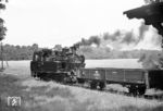 Gegen 10 Uhr hat 99 4641 mit dem Zug 4411 die Haltestelle Ponitz verlassen. Für die 22,5 km lange Strecke von Lindenberg (ab 9.25 Uhr) nach Perleberg (an 11.03 Uhr) benötigt sie über 1½ Std., obwohl unterwegs kein Rangierhalt mehr anfällt. Ihre Ausmusterung steht unmittelbar bevor. Direkt hinter der Lok läuft der mit Kohle beladene Oww 97-53-63 (Düsseldorf 1897, urspr. KHB 140), der noch das Ende des Kernnetzes miterleben wird. Über den Verbleib der letzten Oww-Wagen des Prignitzer Netzes sind keine konkreten Angaben überliefert.  (08.1968) <i>Foto: John Poulsen (Sammlung Ludger Kenning)</i>