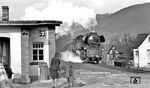 65 1010 passiert den Schrankenposten 53 an der Sandstraße in der Bahnhofsausfahrt von Uhlstädt. (03.1976) <i>Foto: Burkhard Wollny</i>