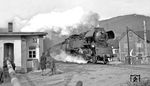 Der Einsatz der Baureihe 65.10 auf der Saaletalbahn war eher selten. Einzige Planleistung war der P 5018 nach Jena, den hier 65 1010 in Uhlstädt am Haken hat.  (03.1976) <i>Foto: Burkhard Wollny</i>