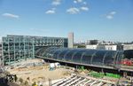 Berlin Hauptbahnhof ist mit täglich etwa 300.000 Reisenden nach Hamburg, Frankfurt (Main), München und Köln zusammen mit Stuttgart auf Platz fünf der meistfrequentierten Fernbahnhöfe der DB. Mit 14 Bahnsteiggleisen ist er auf mehreren Ebenen Umsteigepunkt zwischen Personenfern- und -nahverkehr mit Anschluss zur U-Bahn. Das markante Gebäude wurde von dem Architekten Meinhard von Gerkan entworfen. Zusammen mit dem Bahnhof wurde am 28. Mai 2006 eine neue Nord-Süd-Eisenbahntrasse durch den Tunnel Nord-Süd-Fernbahn in Betrieb genommen, die durch das sogenannte „Pilzkonzept“ eine völlige Umstellung und Neuordnung des Schienenpersonenverkehrs in Berlin verwirklicht. Auf dem Areal nördlich des Spreebogens standen bereits von 1868 bis 1951 der Lehrter Bahnhof und von 1882 bis 2002 der Lehrter Stadtbahnhof.  (06.2018) <i>Foto: Benno Wiesmüller</i>