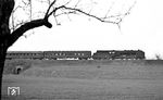 Guter Durchblick auf das filigrane Triebwerk der Ostbahnhofer 01 2016, die mit D 925 aus Rostock auf dem Weg nach Dresden bei Weinböhla ist. (04.1976) <i>Foto: Burkhard Wollny</i>