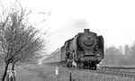 Mit 120 km/h brettert 01 2066 vom Bw Dresden mit dem "Pannonia-Express" bei Drahnsdorf ihrer sächsischen Heimat entgegen. (04.1976) <i>Foto: Burkhard Wollny</i>