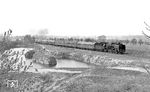Bis September 1977 liefen zwischen Berlin und Dresden noch planmäßig Altbau-01er. Eine Paradeleistung der Dresdner Maschinen war der aus Wagen der DR, CSD, MAV bzw. BDZ gebildete D 371 „Pannonia-Expreß“ (Berlin Ostbahnhof – Dresden Hbf (– Sofia), mit dem 01 2066 Großenhain durcheilt hat und jetzt den Zschauitzer Steinbruchsee passiert. Für die Strecke Berlin – Dresden benötigte sie drei Stunden, mit Zwischenhalten nur in Berlin-Schönefeld, Elsterwerda und Dresden-Neustadt – das war Schwerstarbeit für das Lokpersonal! (04.1976) <i>Foto: Burkhard Wollny</i>