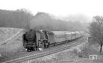 01 2114 mit dem D 370 "Pannonia-Express" beim Anstieg aus dem Elbtal nördlich von Weinböhla. (04.1976) <i>Foto: Burkhard Wollny</i>