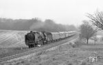 01 2118 mit der Rückleistung des D 925, dem D 924 nach Rostock, nördlich von Weinböhla, ein Zug des DR-Städteschnellverkehrs. (04.1976) <i>Foto: Burkhard Wollny</i>