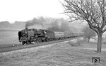 01 2204 mit dem D 370 "Pannonia-Express" nördlich von Weinböhla auf dem Weg nach Berlin. Gute 100 m entfernt, verläuft in Sichtweite rechts die Bahnstrecke über Niederau nach Leipzig. (04.1976) <i>Foto: Burkhard Wollny</i>