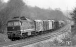 DR 130 077 (Bw Seddin) mit einem internationalen Güterzug bei Weinböhla. Die erste Lok der Baureihe 130 für die Deutsche Reichsbahn wurde auf der Leipziger Frühjahrsmesse 1970 vorgestellt. Die 80 Fahrzeuge hatten eine Fahrmotorübersetzung für 140 km/h, ohne Zugheizeinrichtung waren sie aber für den schnellen Reisezugverkehr wenig geeignet und wurden somit vorwiegend im schweren Güterzugdienst eingesetzt. Dafür waren sie wegen dieser langen Übersetzung und der dadurch geringeren Zugkraft bedingt geeignet. Dennoch beschleunigte die Baureihe 130 aufgrund der höheren Traktionsleistung (1830 kW = 2500 PS) bereits ab dem mittleren Geschwindigkeitsbereich besser als die Maschinen der Reihe 120 (1472 kW = 2000 PS), die als reine Güterzuglokomotiven konzipiert waren. Zwei Tfz wurden mit elektrischer Zugheizung ausgerüstet, diese Loks wurden fortan als Baureihe 130.1 geführt. 76 Fahrzeuge wurden mit einer geänderten Achsgetriebeübersetzung für eine Höchstgeschwindigkeit von nur 100 km/h, mit einer vereinfachten pneumatischen Bremse ohne Gleitschutz und ohne elektrodynamische Bremse gebaut. Dementsprechend stieg die Anfahrzugkraft auf 34 Mp. Diese Maschinen wurden als Baureihe 131 eingeordnet. Geplante weitere Umbauten unterblieben aber. Wegen der Höchstgeschwindigkeit von 140 km/h besaßen die Loks ab 130 037 eine elektrische Widerstandsbremse.  (04.1976) <i>Foto: Burkhard Wollny</i>