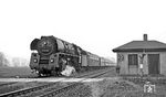 Die Ostbahnhofer 01 1511 passiert mit dem "Pannonia-Express" den ehemaligen Schrankenposten 39 bei Drahnsdorf. (04.1976) <i>Foto: Burkhard Wollny</i>