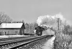 Außer der Baureihe 03 war auf der Strecke Dresden - Görlitz auch die allgegenwärtige Baureihe 52 anzutreffen, hier in Form der rekonstruierten Bautzener 52 8016 (ex 52 2886) zwischen Großharthau und Arnsdorf. (20.02.1978) <i>Foto: Joachim Schmidt</i>