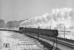 Im Februar 1978 bescherte ein osteuropäisches Hoch mit Schnee, Sonne und Frost eine "Dampf total-Stimmung". Mit dem P 3807 nach Görlitz dampft die erst vor kurzem aus Berlin gekommene und ehemalige Lok des Regierungszuges 03 2095 durch ihre neue Lausitzer Heimat bei Arnsdorf.  (20.02.1978) <i>Foto: Joachim Schmidt</i>