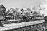 Als Schublok des E 624 dampft die Sangerhausener 44 0193 an der soeben mit P 9535 in Güsten angekommenen 03 2105 vorbei.  (19.02.1978) <i>Foto: Joachim Schmidt</i>
