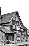Der Bahnhof Volkmarsen lag an der Bahnstrecke Bahnstrecke Korbach - Kassel und Warburg - Korbach. Hier endete nach der Stilllegung der Abschnitte Warburg – Volkmarsen 1967 und Korbach – Volkmarsen 1987 für rund zehn Jahre der Schienenpersonenverkehr. Danach wurde das Streckengleis nach Obervellmar in das durchgehende Hauptgleis des Bahnhofs Volkmarsen eingebunden. Durch die Umgestaltung des Bahnhofes Volkmarsen ist der Streckenwechsel nur noch am Wechsel der Streckenkilometrierung erkennbar. Nach der Reaktivierung der Strecke nach Korbach am 4. Oktober 1998 erfolgte eine durchgehende Bedienung Korbach – Kassel, zunächst mit Regionalbahn­zügen im Stundentakt. Zum 1. Januar 2002 pachtete die DB-Tochter Kurhessenbahn die Infrastruktur und übernahm den Betrieb der Nahverkehrs- und Güterzüge auf der Strecke. Anschließend wurde ein Konzept mit Regionalexpresszügen Kassel-Wilhelmshöhe – Korbach im Zweistundentakt und Regionalbahnen Kassel Hbf – Korbach eingeführt. Die Regionalbahnzüge fuhren bis Volkmarsen im Stunden- und bis Korbach im Zweistundentakt. Das schöne schieferverkleidete Empfangsgebäude wurde renoviert, in einem neuen Anbau befindet sich heute die Sparkasse. (1967) <i>Foto: Günter Hauthal</i>