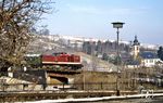DR 201 770 (Bw Aue) fährt mit einem Personenzug in Cranzahl/Erzgeb. ein. (02.1993) <i>Foto: Günter Hauthal</i>