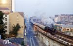 Mit den ersten Sonnenstrahlen verlässt 44 225 mit einem Sonderzug den Bahnhof Berlin Friedrichstraße. (1994) <i>Foto: Günter Hauthal</i>