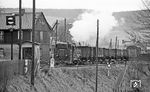 99 1785 fährt mit einem Rollwagen-Güterzug in Cranzahl ein. Nach der Wiedervereinigung verlor die Bahn ihre Bedeutung als wichtiger Zubringer in die am höchsten gelegene Stadt Deutschlands. Noch 1990 wurden zwar größere Streckenabschnitte erneuert, am 1. Juli 1992 wurde der verbliebene Güterverkehr eingestellt; seitdem werden Güterwagen nur noch für innerdienstliche Zwecke befördert. (04.1976) <i>Foto: Burkhard Wollny</i>