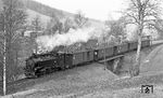 99 1785 fährt aus dem Haltepunkt Unterneudorf. Der im Volksmund auch „Stachelbeerbahnhof“ genannte Haltepunkt wurde Ende der 1920er Jahre durch ein Kreuzungsgleis aufgewertet, das 1950 wieder abgebaut wurde.  (04.1976) <i>Foto: Burkhard Wollny</i>