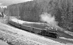 99 1785 mit einem Personenzug nach Kurort Oberwiesenthal unmittelbar an der Grenze zur damaligen Tschechoslowakei bei Hammerunterwiesenthal. (04.1976) <i>Foto: Burkhard Wollny</i>