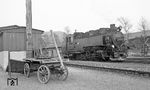 99 1790 (Lokomotivbau Karl Marx, Potsdam-Babelsberg, Baujahr 1956) im Bahnhof Cranzahl. Auf dem Handkarren liegen Heizschläuche, die eigentlich nach "guten" und "defekten" sortiert sein sollten, was sich dem Betrachter angesichts der tatsächlichen Lagerung nicht so ganz erschließen mag. (04.1976) <i>Foto: Burkhard Wollny</i>