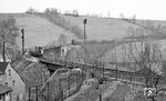 Das sog. "Nachfahren" war eigentlich nach dem betrieblichen Regelwerk verboten. Lediglich die Fahrdienstvorschrift von 1933 erlaubte Kleinwagen in einen besetzten Blockabschnitt (nur) bei Tag und sichtigem Wetter nachfahren, nachdem der Kleinwagenführer über die Besetzung des Blockabschnittes durch eine Fahrtanweisung verständigt worden war. Die hier zu sehende Betriebssituation in Cranzahl war daher nicht erlaubt, in der ein Kleinwagen auf Sicht einem Personenzug nach Annaberg-Buchholz folgt. (04.1976) <i>Foto: Burkhard Wollny</i>