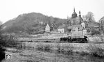 01 0529 mit D 504 (Saalfeld - Berlin) an der Saale bei Rothenstein mit der St. Wenzel Kirche.  (04.1976) <i>Foto: Burkhard Wollny</i>