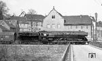 01 0529 passiert den Bahnübergang "Am Dorfanger" in Rothenstein/Saale. (04.1976) <i>Foto: Burkhard Wollny</i>