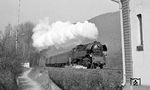 65 1053 mit P 5018 (Saalfeld - Jena) am Schrankenposten 53 an der Sandstraße in der Bahnhofsausfahrt von Uhlstädt. (04.1976) <i>Foto: Burkhard Wollny</i>