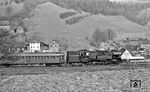 65 1073 rollt mit P 8039 nach Saalfeld bei Milbitz zu Tal. (04.1976) <i>Foto: Burkhard Wollny</i>