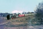 Blick von einem Brückenkopf bei Berlin-Wulheide auf 01 2118, die mit D 924 aus Dresden die Verbindungskurve Eichgestell—Ostendgestell befährt. Die Brückenwiderlager waren einst für eine Verbindungskurve Rbf Wuhlheide — Karlshorst geplant, die nie fertiggestellt wurde. Es war wohl auch geplant, den Bahnhof Berlin-Karlshorst als Fernbahnhof auszubauen. Karlshorst war zu DDR-Zeiten Sitz zahlreicher Botschaften und Wohnort vieler ausländischer Diplomaten. Die Kurve wäre dann für Züge aus Richtung Norden benötigt worden.  (22.03.1975) <i>Foto: Wolfgang Bügel</i>