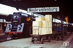 01 0530 mit P 7290 aus Pasewalk im Bahnhof Neubrandenburg, wo an diesem Tag auch die Expressgutabfertigung viel zu tun hatte. Die Beflaggung rührt noch vom "Tag der Republik", dem Nationalfeiertag der DDR, am 7. Oktober her. (11.10.1977) <i>Foto: Dr. Uwe Knoblauch</i>