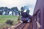 Blick aus dem D 552 nach Stralsund auf die entgegenkommende 03 0046, die den D 715 nach Leipzig zwischen Nechlin und Pasewalk am Haken hat. (06.07.1977) <i>Foto: Dr. Uwe Knoblauch</i>