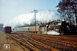 In flotter Fahrt geht es für 03 0077 mit D 270 "MERIDIAN" nach Malmö durch Altentreptow, nördlich von Neubrandenburg. Hinter der Lok läuft ein schwedischer Wagen vom Typ AB8KE. Sechs Wagen wurden zwischen 1954 und 1957 von Westwaggon an die SJ geliefert. Bekanntlich erlaubte das Lichtraumprofil in Schweden und Norwegen mit 3400 mm auch längere Schnellzugwagen mit einer Breite von 3150 mm. Wagen, die nach Deutschland verkehren sollten, mussten aber schmaler als üblich konstruiert werden. Die Serie AB8 war daher von den deutschen 26,4 m Wagen abgeleitet, nur kürzer (LüP 23,5 m), dafür aber etwas breiter.  (12.10.1977) <i>Foto: Dr. Uwe Knoblauch</i>
