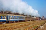 Freie Fahrt für 03 0077 mit D 270 "MERIDIAN" in Altentreptow. Gebildet wurde der Zug aus Wagen der DR, MAV und JZ. Seinen Namen hatte der Zug von dem fast auf dem Meridian verlaufenden Zuglauf erhalten. Als Meridian wird ein halber Längenkreis auf der Erdoberfläche bezeichnet, der von einem geographischen Pol zum anderen verläuft. Er ist die Verbindungslinie aller Orte auf der Erde, an denen die Sonne zur gleichen Zeit den höchsten Punkt am Himmel einnimmt, also gleichzeitig Mittag ist. (12.10.1977) <i>Foto: Dr. Uwe Knoblauch</i>